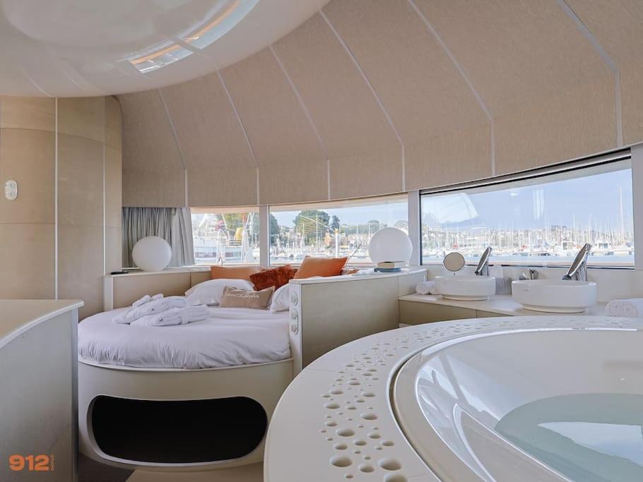 Bateau-hôtel Anthenea Hoteliere Flottante *