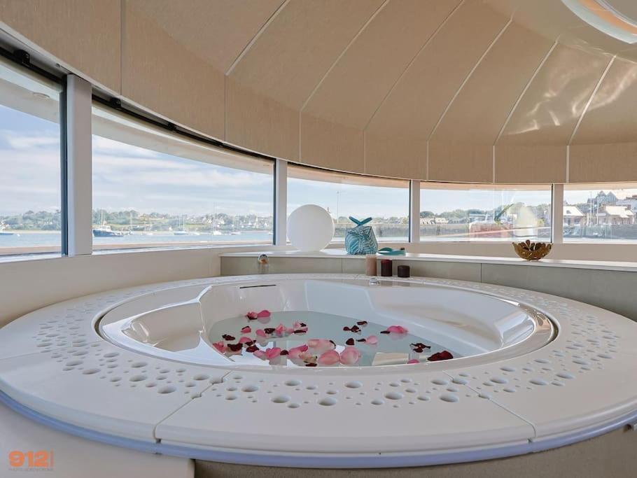 Anthenea Hoteliere Flottante *