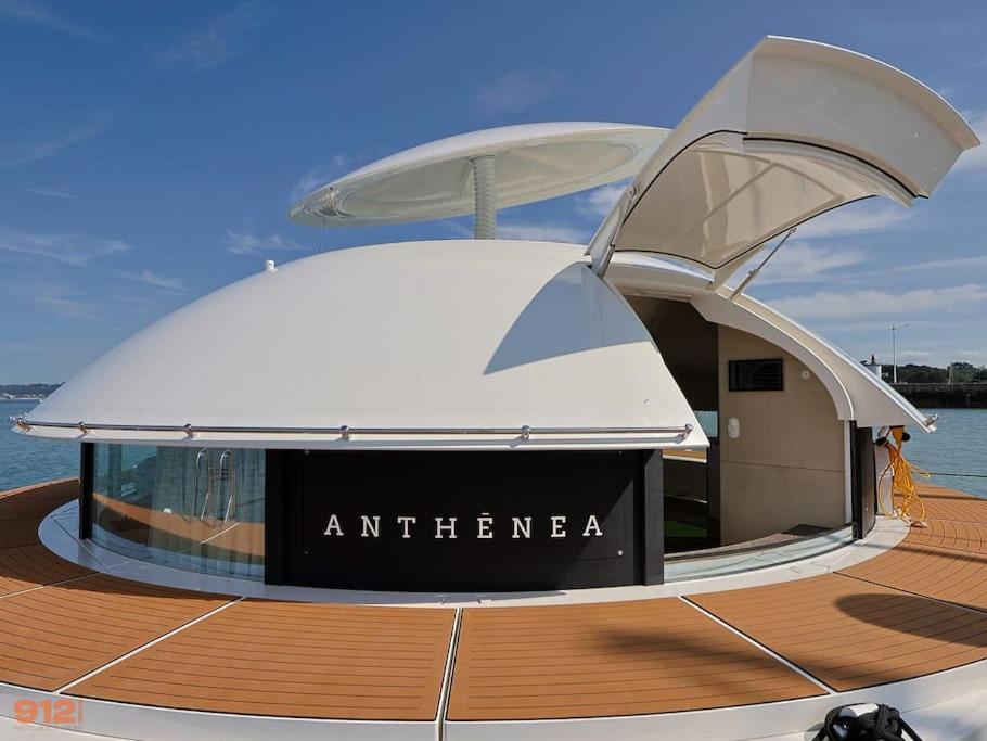 Bateau-hôtel Anthenea Hoteliere Flottante